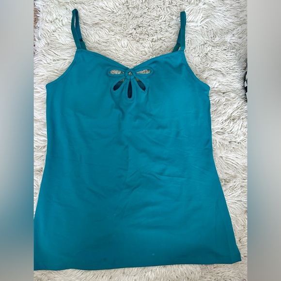 - Fabletics flower detail cutout top - Picture 1 of 3